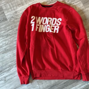 Sweatshirt  - Nyskick. Röd sweatshirt stl L