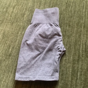 Nvgtn shorts - Ljusgråa Nvgtn shorts i storlek XS. Jättebra skick och sparsamt använda. Scrunch i rumpan