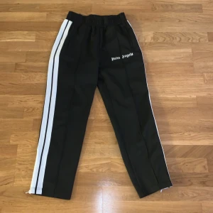 Svarta Palm Angels byxor - Svarta Palm Angels byxor i storlek M