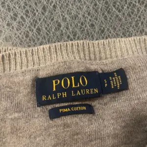 Fet långärmad Ralph lauren tröja, säljer pga att jag inte använder den längre. Skick 8/10, nypris: ca 1800 kr. Priset är förhandlingsbart. Om du har några funderingar eller vill ha fler bilder är det bara att fråga.
