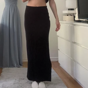 Lång kjol med slits - Lång kjol med slits från Noisy May i storlek XS. Oanvänd och lappen är kvar. Möts ej upp🦋