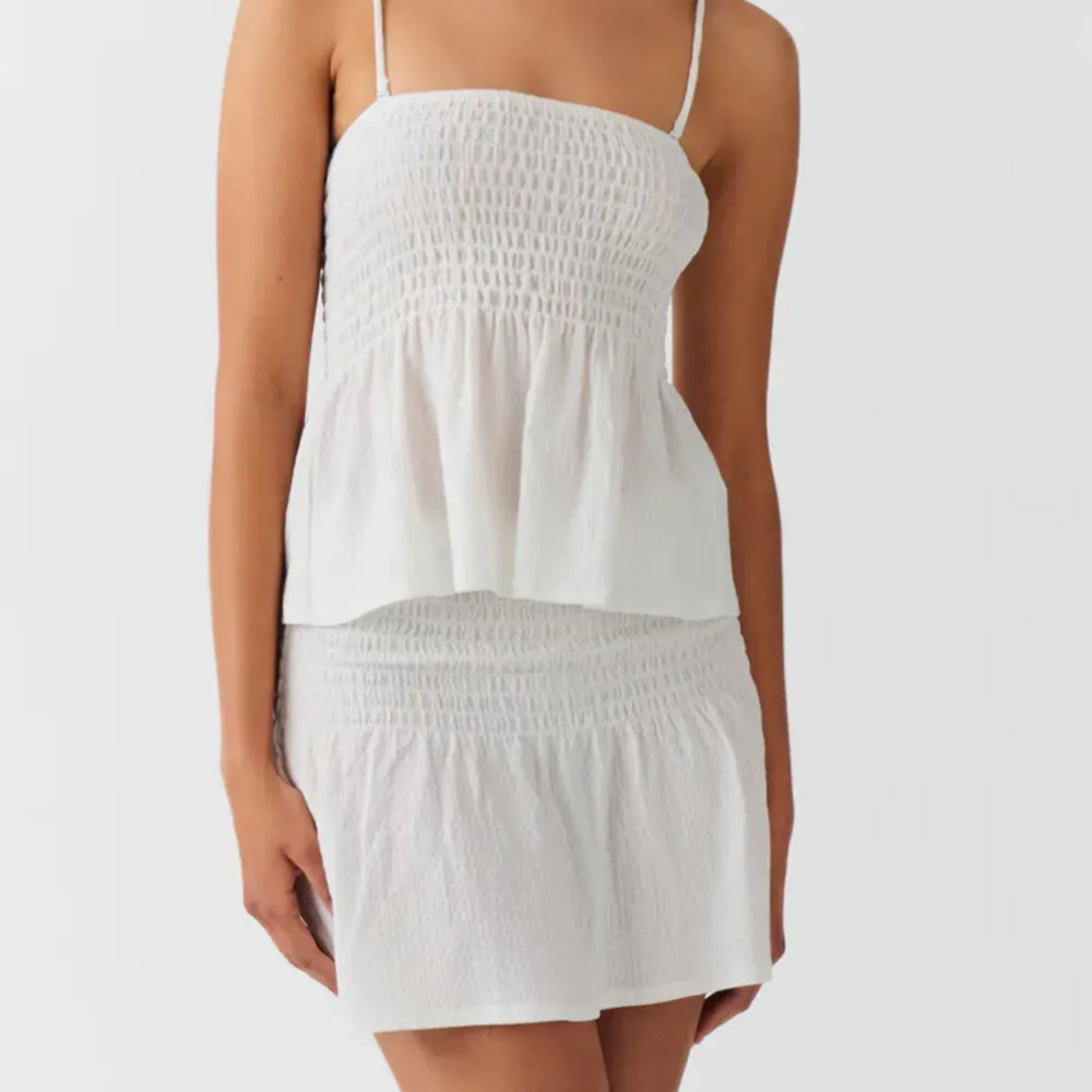 ”smock singlet” från Gina Tricot i nyskick stl XS 💕säljer även kjolen på min profil säg till om du vill köpa hela settet så sparar du på frakten 🩷nypris 229 kr. Toppar.
