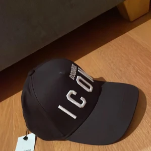 Dsquared keps - säljer en helt ny oanvänd äkta dsquared keps eftersom den inte passa mig, tveka inte att skriva om du har fler frågor pris kan diskuteras 