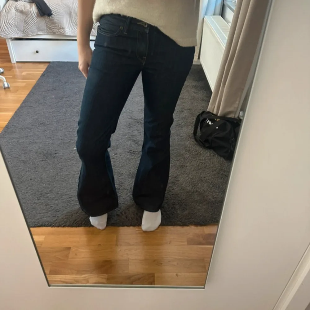 Lågmidjade Levis jeans. Storlek 28/32 Midjemåttet är 38. Lånad bild. Jeans & Byxor.
