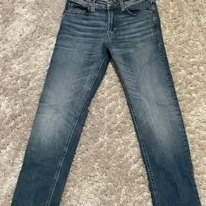 Blå jeans från Jack and Jones i modellen regular/clark. Storlek 29/32. Nypris runt 600 och mycket bra skick (9.5/10 så gott som ny).Hör av er vid prisförhandling, fler bilder, mått eller  andra tankar så kommer svar snabbt💫