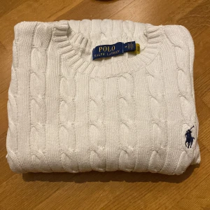 Vit Ralph Lauren tröja - Väldigt fin och fräsch stickad Ralph Lauren kofta. Perfekt fick stilig året om. Inga fel och knappt använd! 