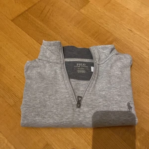 Ralph Lauren halfzip  - Väldigt fin och perfekt för våren o sommaren. Skriv för fler frågor!