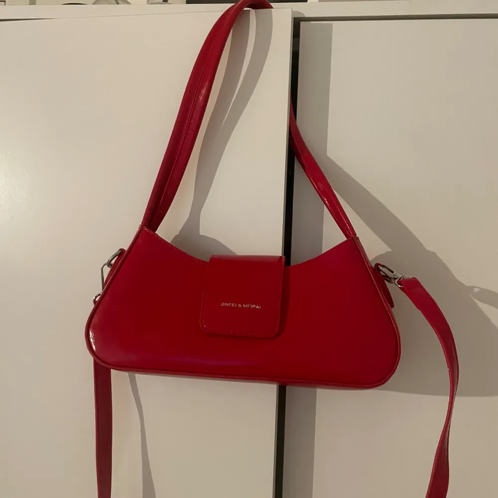 Super fin röd väska aldrig använd. Väskor.