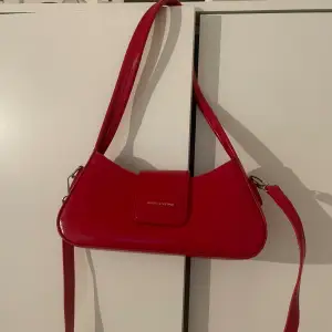Super fin röd väska aldrig använd