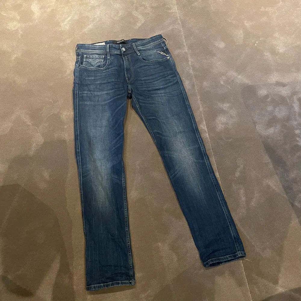 Replay jeans jag fick ifrån en som jobba på design only men dom passa inte mig så föraöker göra mig av med dom Dom är 31 runt midjan och 32 på längden skick 10/10 helt oanvända  Vid frågor och funderingar är de bara att höra av sig🤙 . Jeans & Byxor.