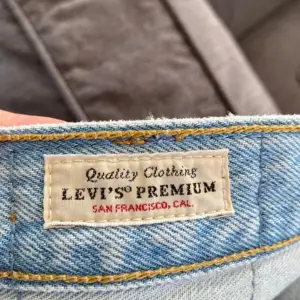 Hej! Säljer ett par Levis 501 Light blue jeans i storlek w28. Grymt skick och bara använda ett par gånger.