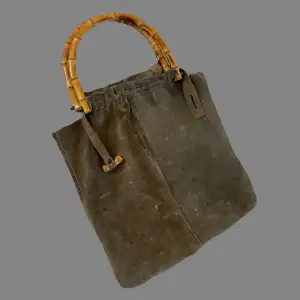 Snygg olivgrön väska gjord i mocka med bambu handtag, vintage 60-tal  
