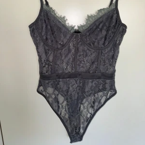 Body spets från madlady  - Säljer denna superfina populära syrenlila body från madlady storlek 38 / S. Säljer en likadan i svart också, storlek S. 