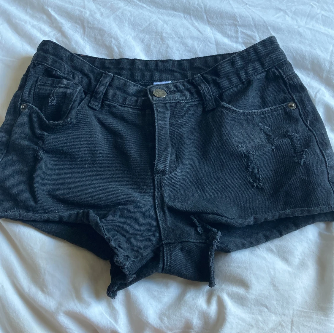 Svarta shorts 𩳠đ€