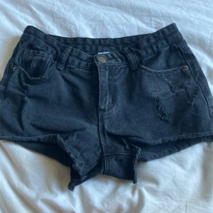 Svarta shorts 🩳 🖤 - Svarta jeans shorts med en brun detalj där bak🤎💗