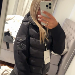 Moncler cardigan  - Köptes för 2 månader använd fåtal gånger Säljer billigt då jag inte har nån användning för den