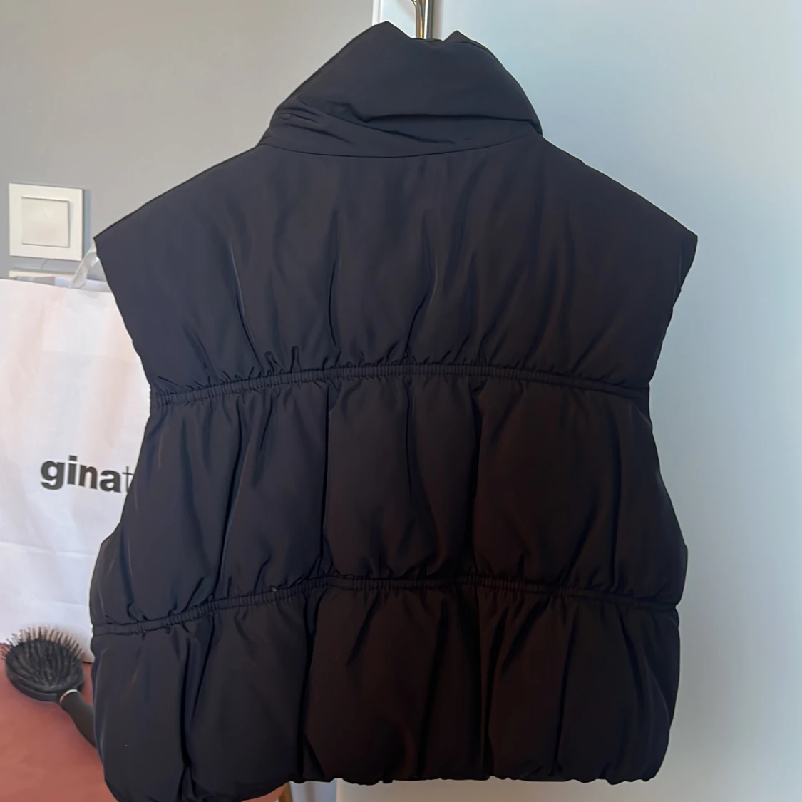 Svart puff väst - 91