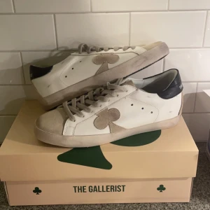 The gallerist skor - Helt nya exklusiva gallerist skor, aldrig använda. Designen ska vara ”smutsig”.  Skick 10/10. Allt original medföljer. Storlek 42.  Hör av er vid funderingar!