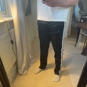 Joggning likt palm angels - Jogging med streck likt Palm angels jogging. Storlek M  Från Boohoo 