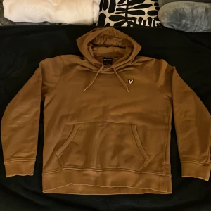 Lyle & Scott hoodie  - Jag säljer min bruna Lyle & scott hoodie i stl M som jag bara har använt 2 gånger.Det fins inga som helst slitningar på tröjan och den är så gått som ny 😄riktigt skön och passar perfekt. Säljer för att den aldrig används längre. Nypris 945kr Åhléns 