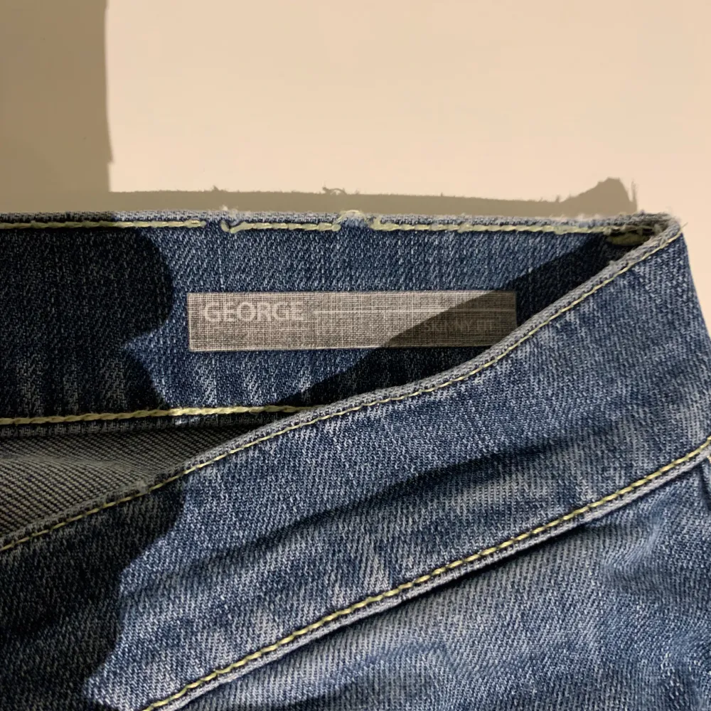 Tjena, säljer mina Dondup Jeans i den trendiga modellen George. Jeansen är sparsamt använda, cond 8/10. Nypris: 3200kr, hör av er vid minsta intresse//Vilmer. Jeans & Byxor.