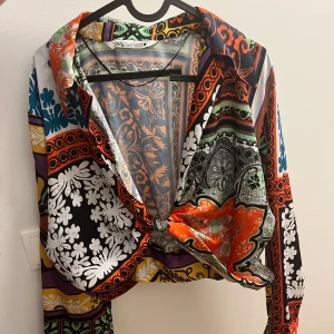 Blus från Zara - En väldigt fin och snygg blus/ skjorta från zara som är använd endast en gång. Storlek L men skulle säga att den är mer som en M