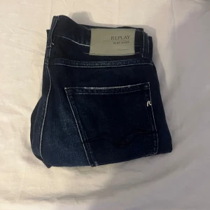 Replay - jeans - Använda 3-4 ggr, säljer pga att jag inte använder dom längre. Stl - W29 (är 175 perfekt längd på mig) Modell - Sandot, relaxed taper  Nypris -1099:-  Mitt pris - 399:- Frakt - 49:- Pris kan diskuteras vid snabb affär. Skriv pm för mer information  