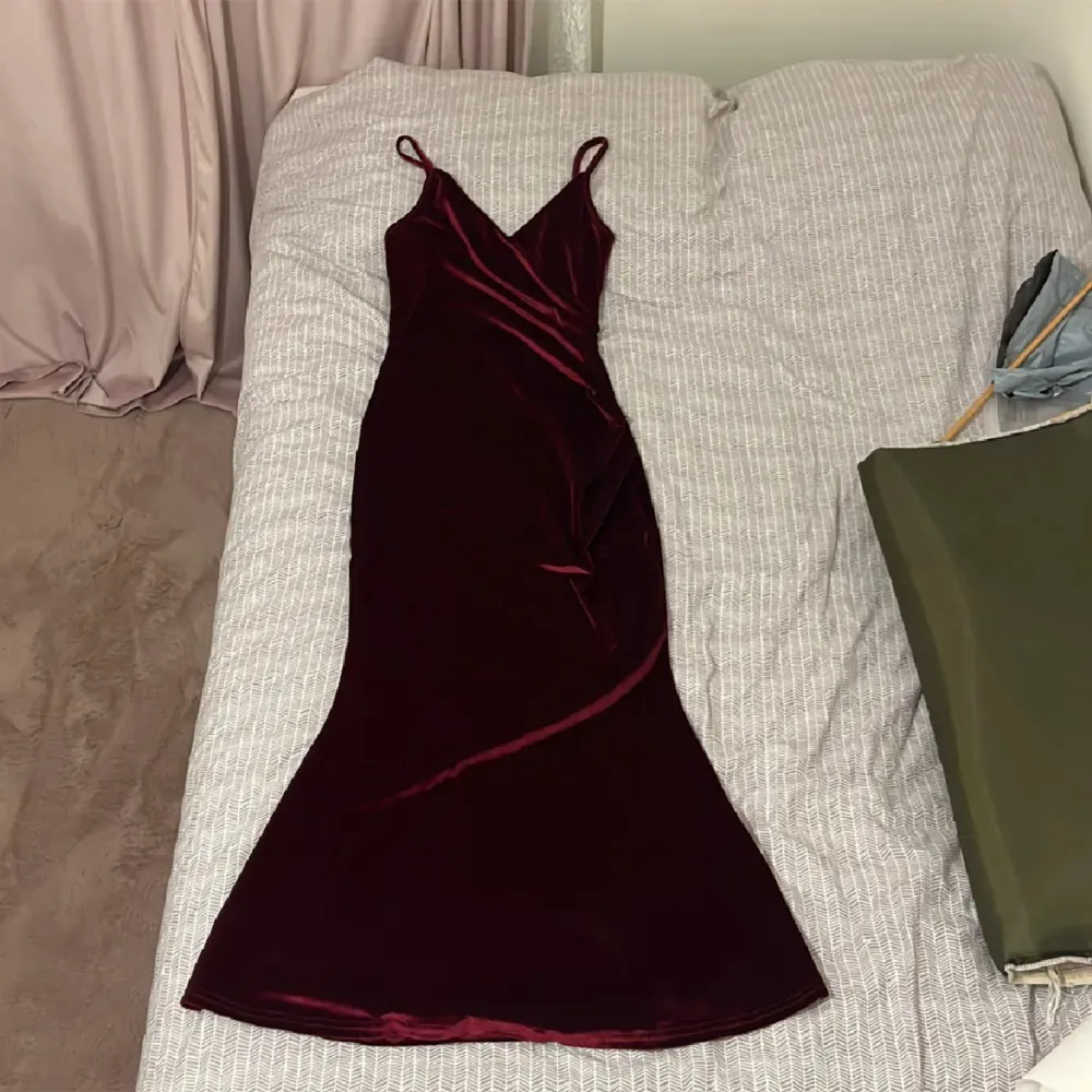 helt ny vinröd klänning, storlek s. funkar perfekt till vilket tillfälle som helst.. Klänningar.