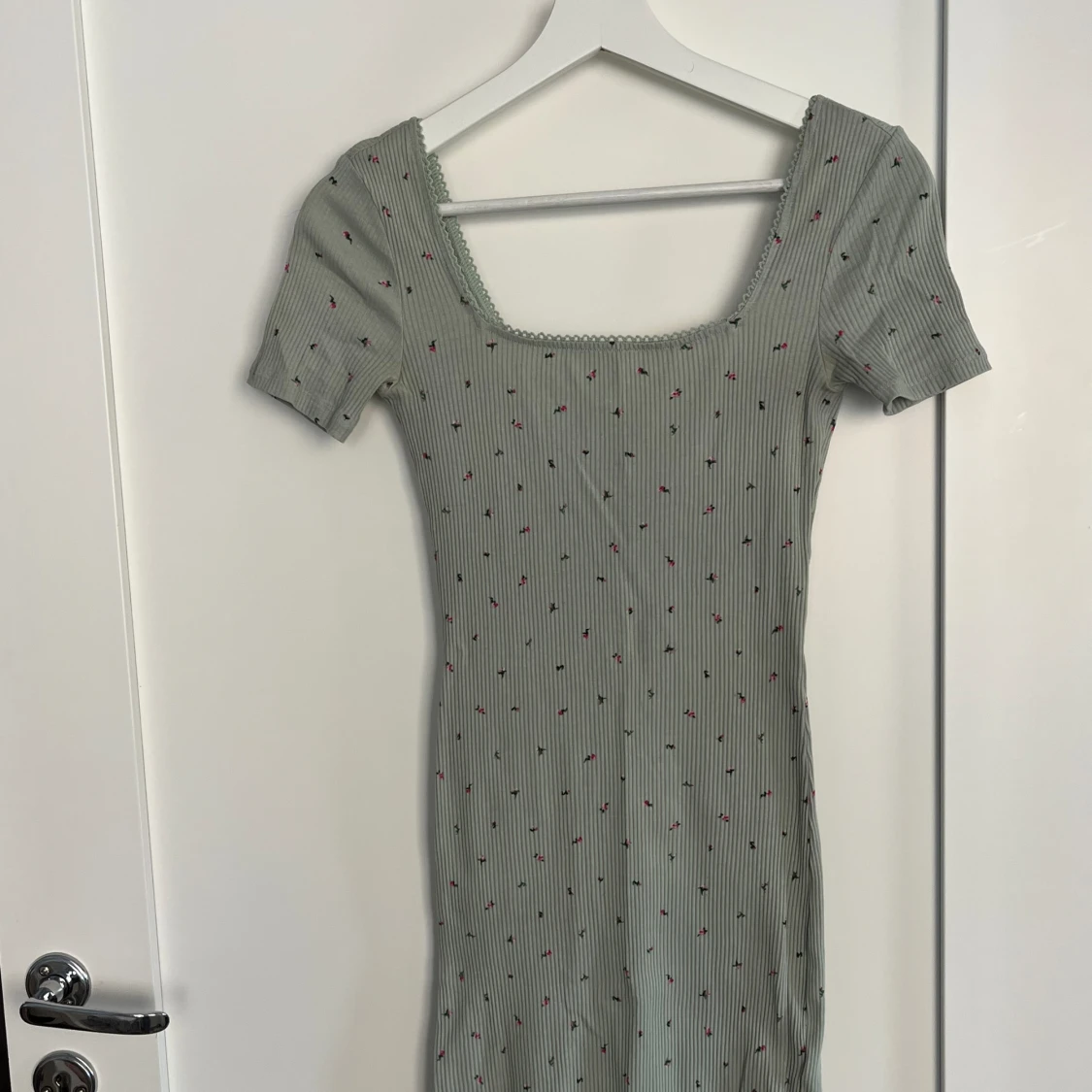 Ljusgrön klänning med små blommor på 🌸