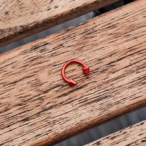 Septum piercing smycke - Septumsmycke som passar 1.2mm. Det finns ett litet märke från tillverkningen på insidan som var där när jag köpte den, men inget som märks. Jag tror att det är kirurgiskt stål. Säljer eftersom den inte kommit till användning efter jag köpt den.