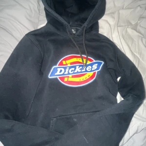 Dickies hoodie storlek XS - Bra skick, säljer då den ej kom till användning, säljer för 150, köpte för 674