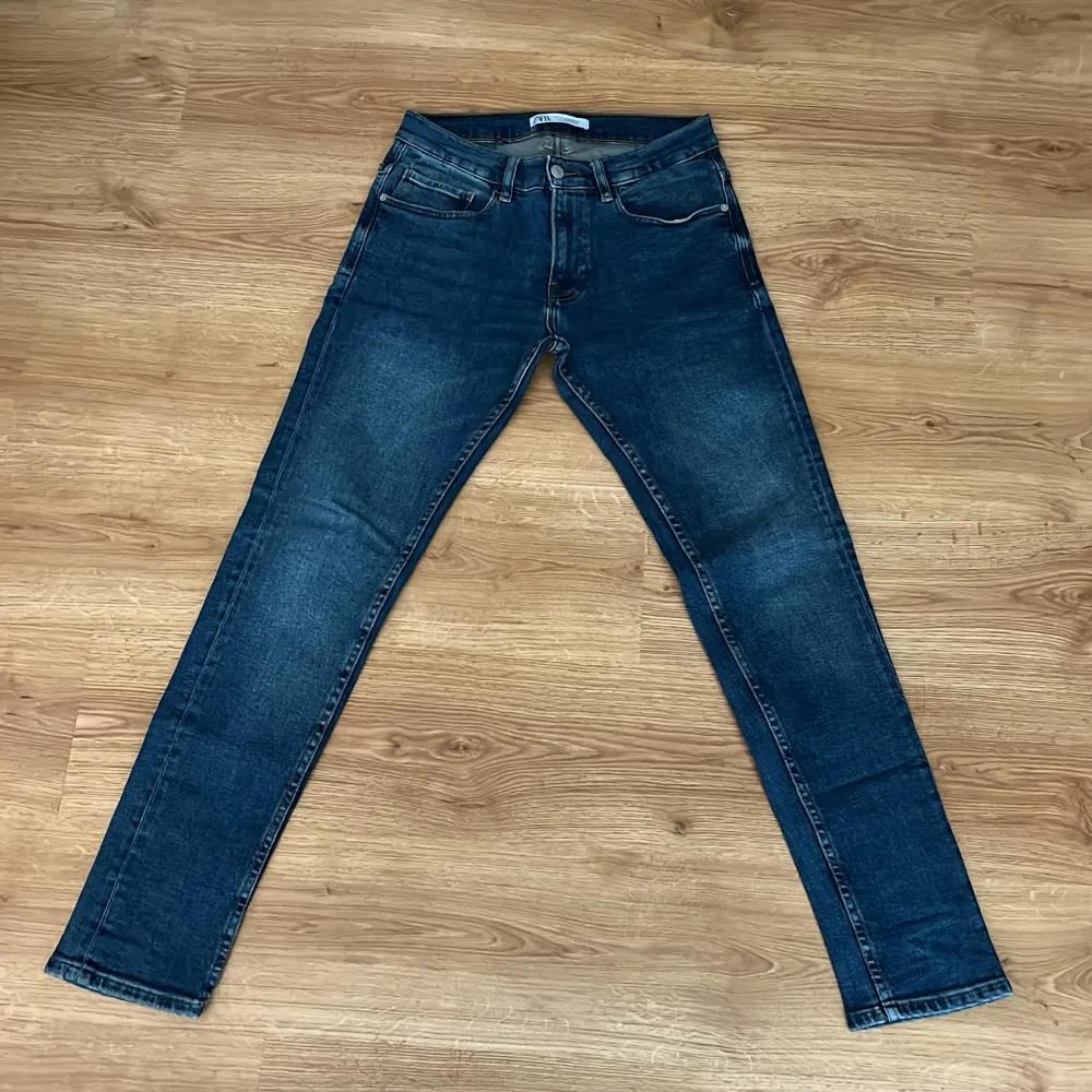 Säljer dessa 3 feta Zara jeans i storlek 30-30, alla 3 par är i nyskick utan defekter! Säljer alla 3 för 350 eller styckpris 150! Kom pm vid frågor eller mer bilder på jeansen . Jeans & Byxor.