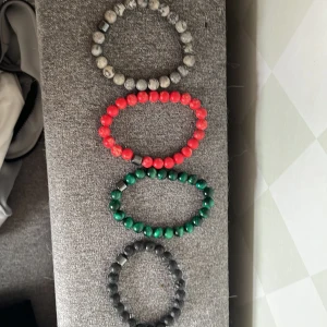 Pärlarmband - Fina armband till riktigt bra pris. super fint skick, nästan alldrig använda. Säljer då de inte kommer till användning. Köp en för 20kr eller alla för 70kr