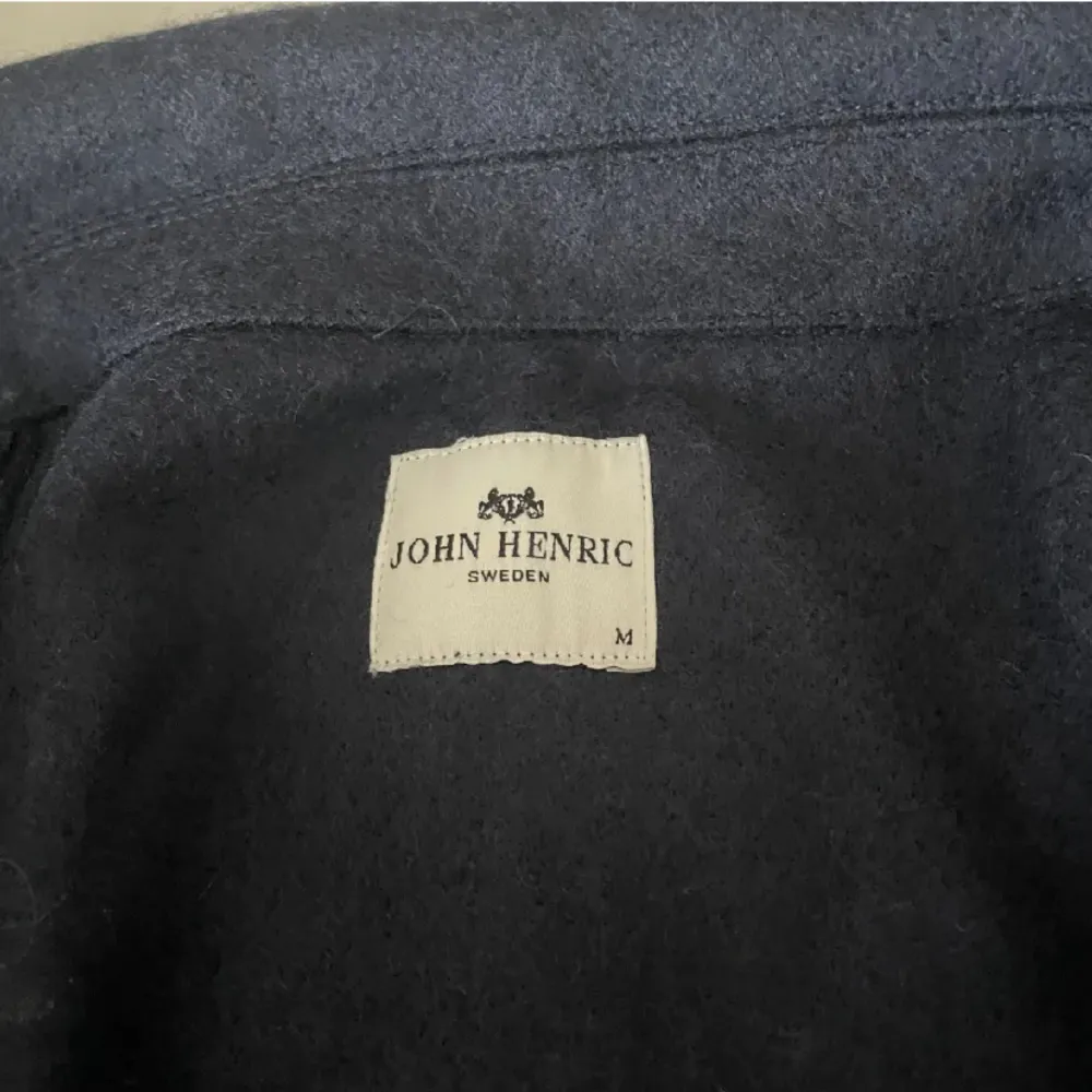 Säljer nu min John Henric overshirt som är perfekt nu till våren. Skicket är jätte fint bara använt någon gång men söker nytt. Hör av er över funderingar💯 Ny pris 1800. Jackor.