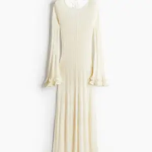 Helt ny! Med lapparna kvar.  Säljer den virala ribstickade TikTok klänningen med knytband bak H&M  Artikelnummer 1227238001  Storlek M, men passar även S.