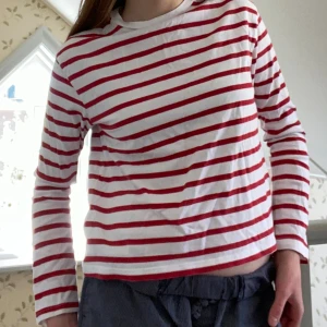 Randig tröja  - Trendig rödrandig långärmad t-shirt. Använd fåtal gånger, nyskick 