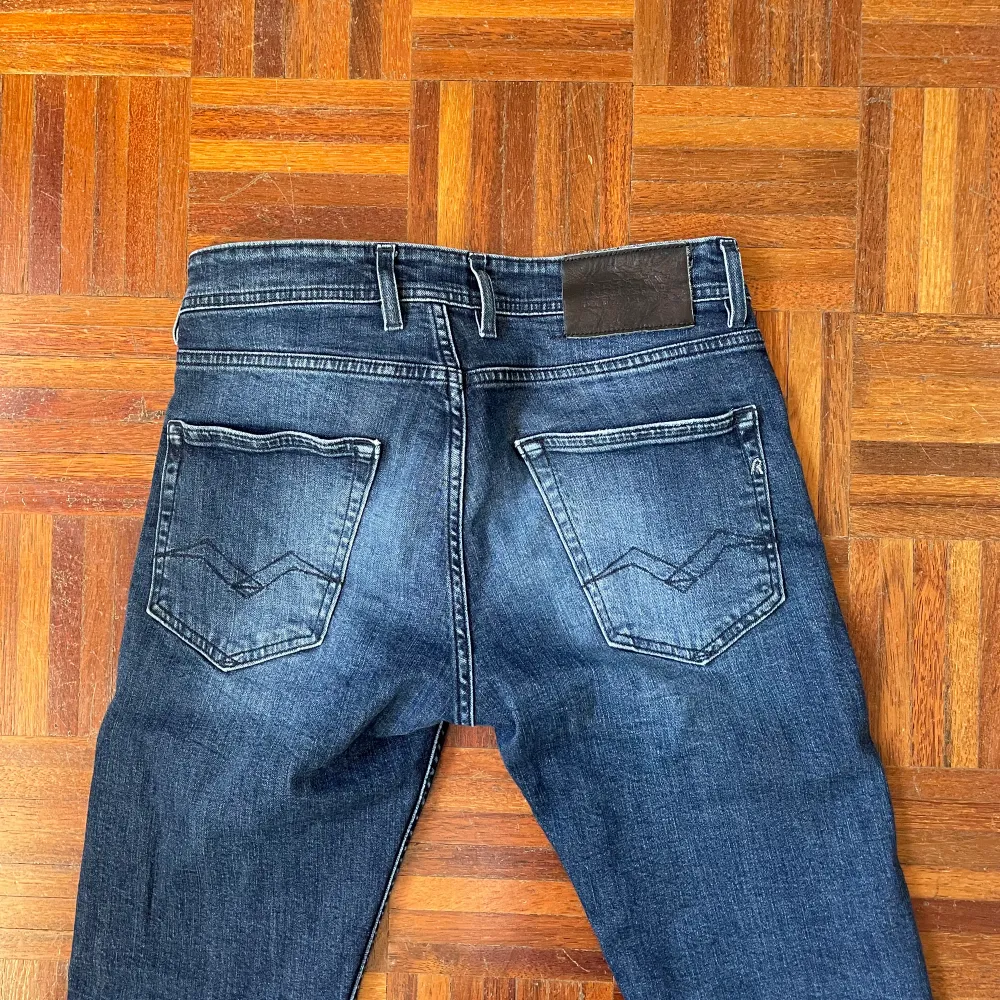 Ett par replay grover jeans i riktigt bra skick. Ett par högkvalitativa jeans med snygga detaljer. Storleken är  W28 L32. Tveka inte att höra av dig om du har några frågor :). Jeans & Byxor.