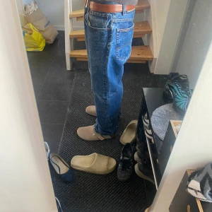 Raka jeans  - Säljer dessa raka jeansen från Marlboro Classic, de är i 10/10 skick och knappt använda👍