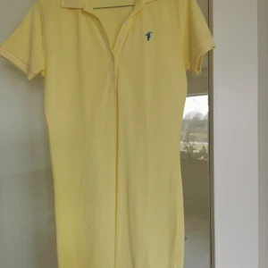 3 snygga sommar klänningar  - 3 snygga sommar klänningar för 200kr styck. Alla i storlek 38 och i väldigt bra skick. Meddela om ni vill ha alla för 600kr eller enbart en klänning. 
