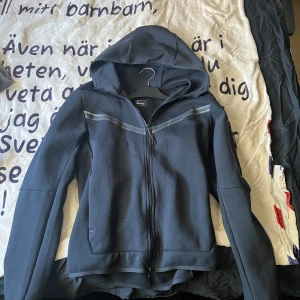 Nike tech fleece luvtröja - Inga skador eller liknande, den är som i nyskick