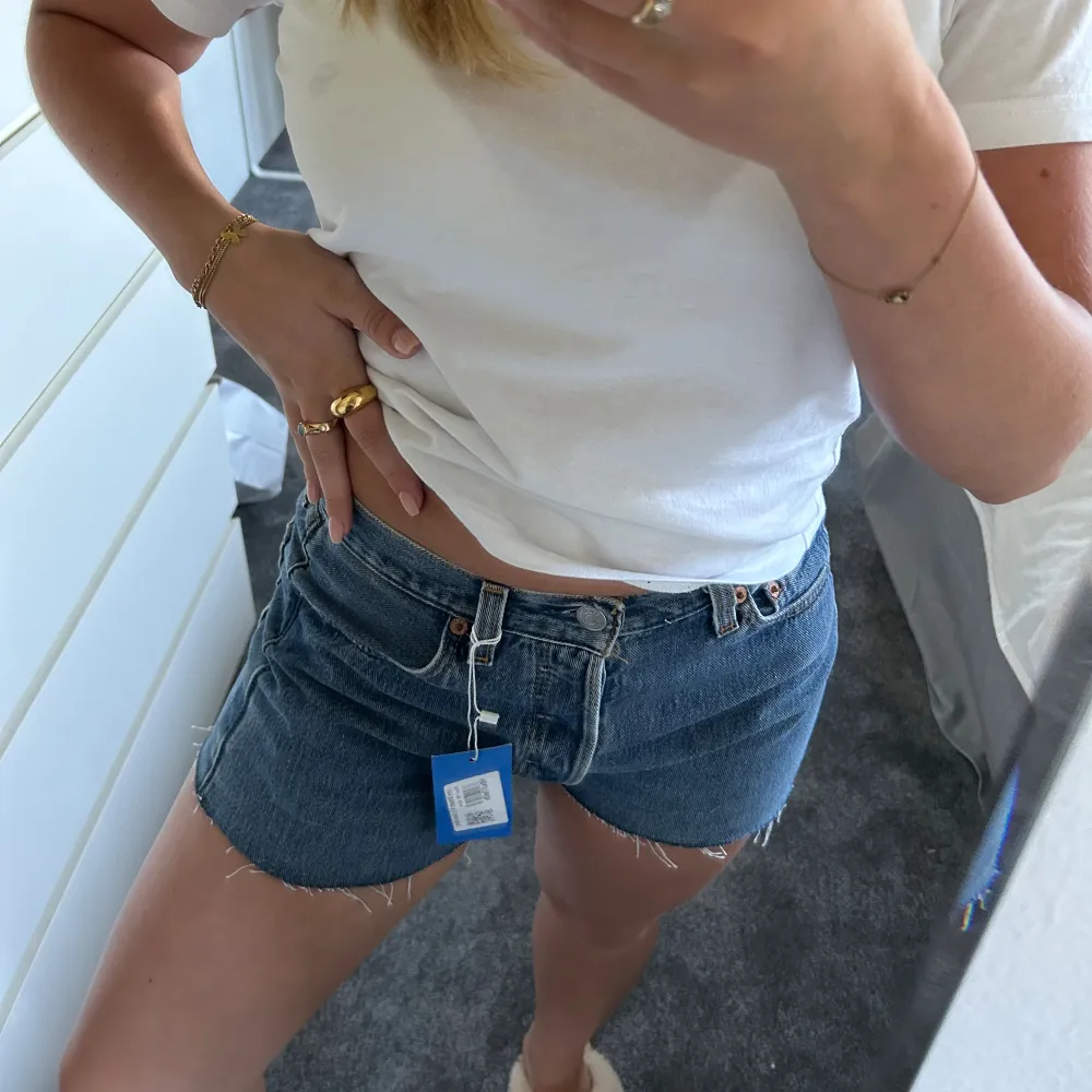 Säljer dessa Levis shorts som är köpta på sellpy! Aldrig använt dem därav lappen kvar. De är midwaist och i otroligt bra skick!. Shorts.