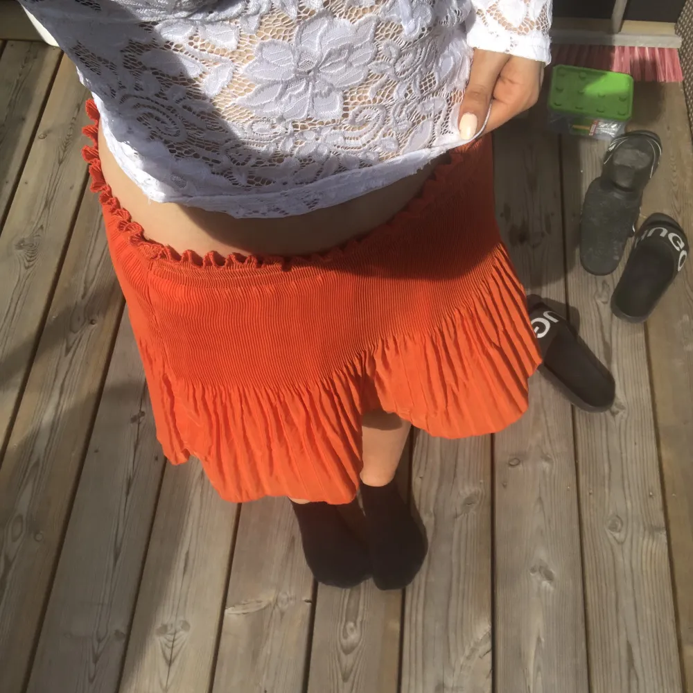 En härlig orange kjol från H&M. Skönt mjukt material. Perfekt till sommaren! Storlek 38 men passar mig som har 36 i vanliga fall. Materialet är väldigt stretchigt!. Kjolar.