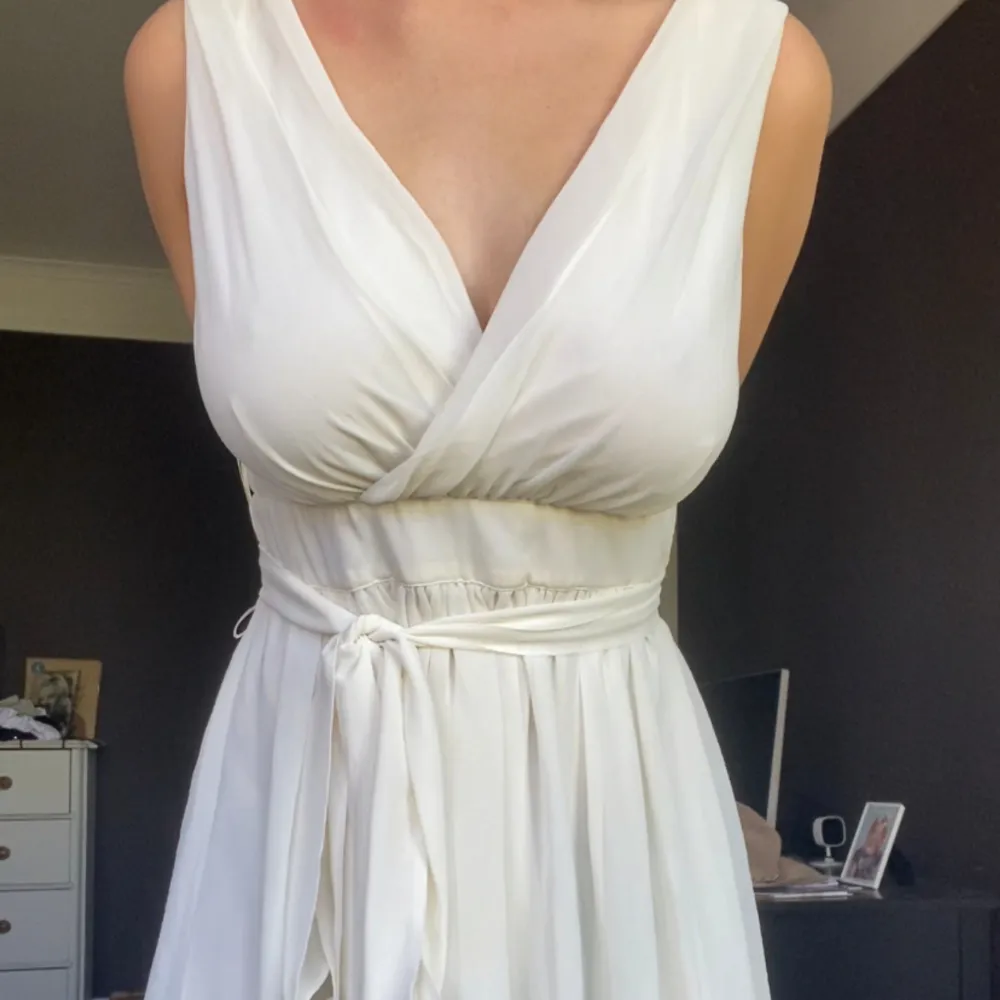 Säljer en superfin vit klänning, perfekt till studenten! Inga defekter och väldig skön med insydd dragkedja i ryggen! . Klänningar.