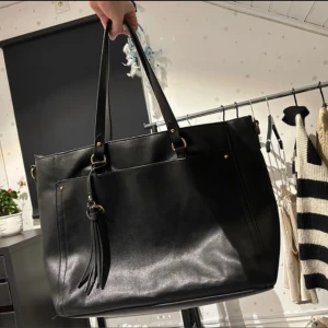 Stor Anna Field väska  - Oanvänd axelbands väska från Anna field, många fack samt ett extra band ifall man skulle vilja förlänga väskan 