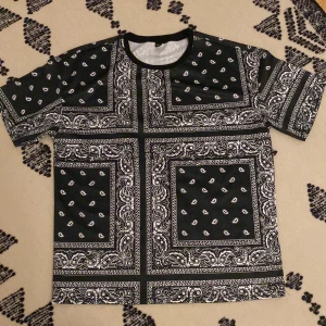 T-shirt - Fin t-shirt som sitter bra på somrarna Användes 1-2 gånger.