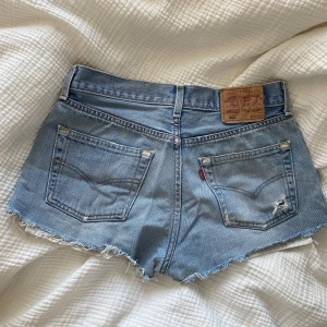 Jeans shorts - Asscoola levis shorts i snyggaste färgen! W30 men små i storleken skulle säga storlek 36/38!!💙