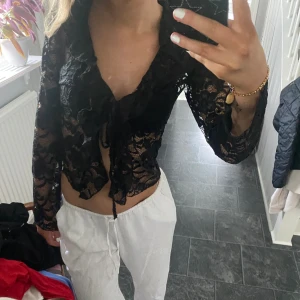 spets tröja  - har sålt denna tidigare i vit redan och hade helt glömt bort att jag har den i svart oxå, den är från boohoo och prislapp är kvar❣️