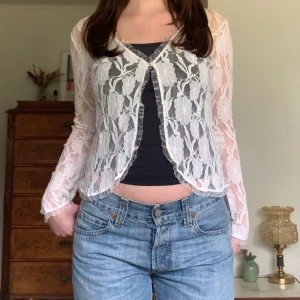 Vit spetskofta - Vintage kofta/blus i spets, originellt från Kappahl! 🖤