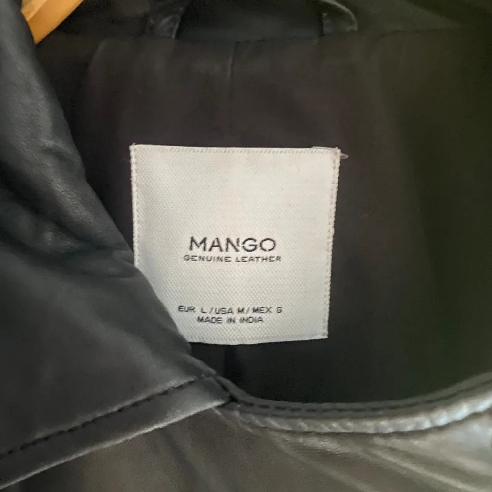 Skinnjacka från Mango i storlek L, ny och oanvänd, endast testad! 700kr. Jackor.