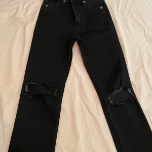 Säljer dessa jeans fem zara i storlek 36.